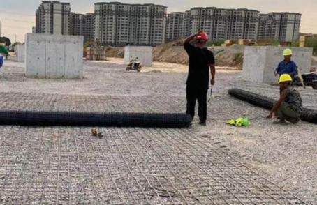 镇雄土工格栅铺设前地基要怎么处理？